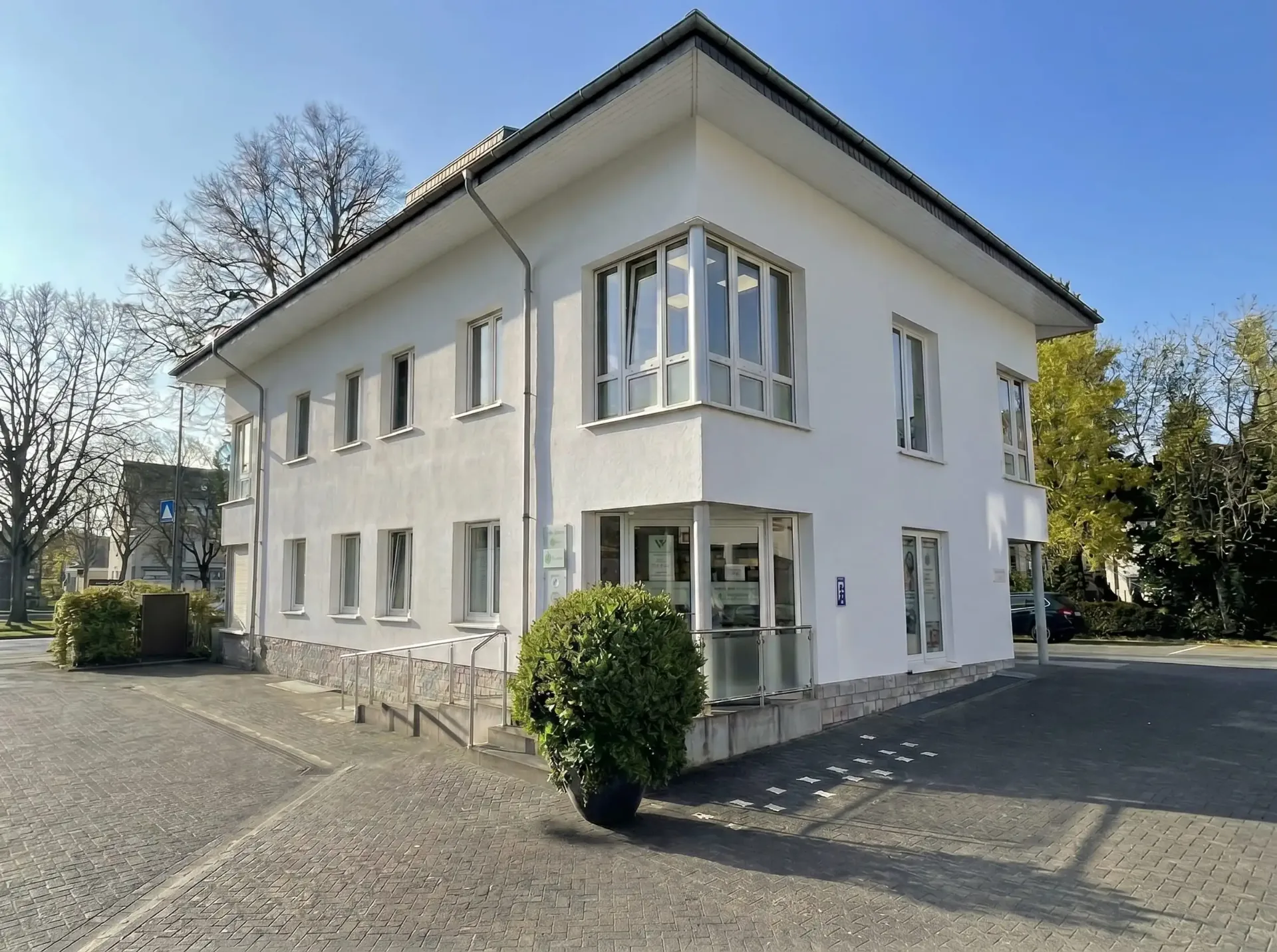 Außenansicht der Chirurgischen Praxis an den Almeauen in Büren